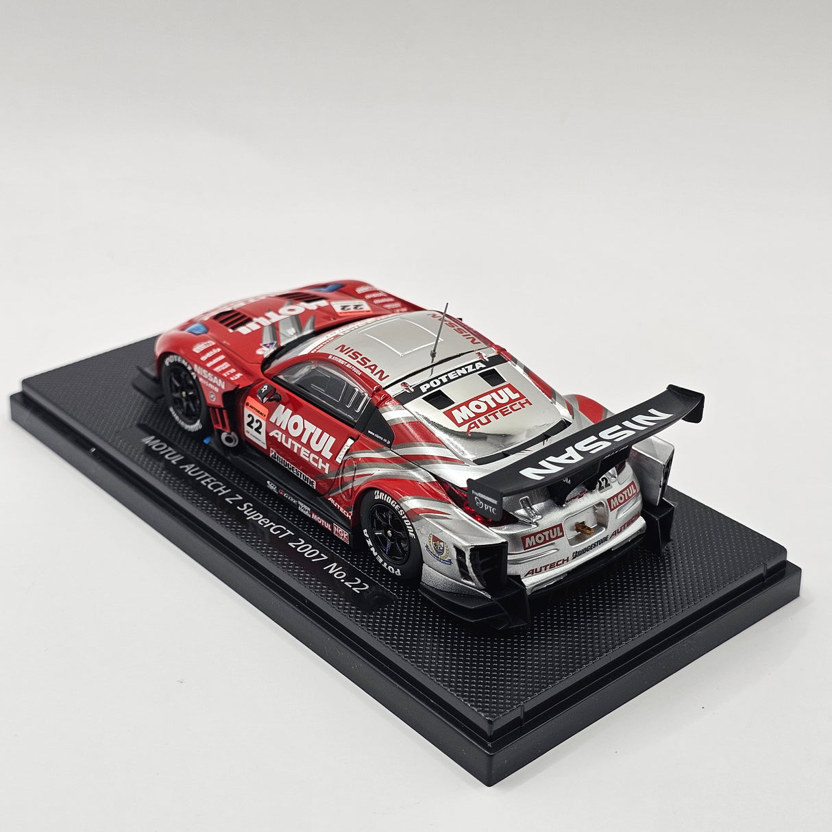 EBBRO Nissan Z No. 22 Motul Autech Super GT GT500 2007 1/43 Scale