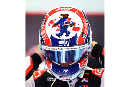 Spark Ollie Bearman MoneyGram Haas F1 Team 2026 British Grand Prix Mini Helmet 1/5 Scale