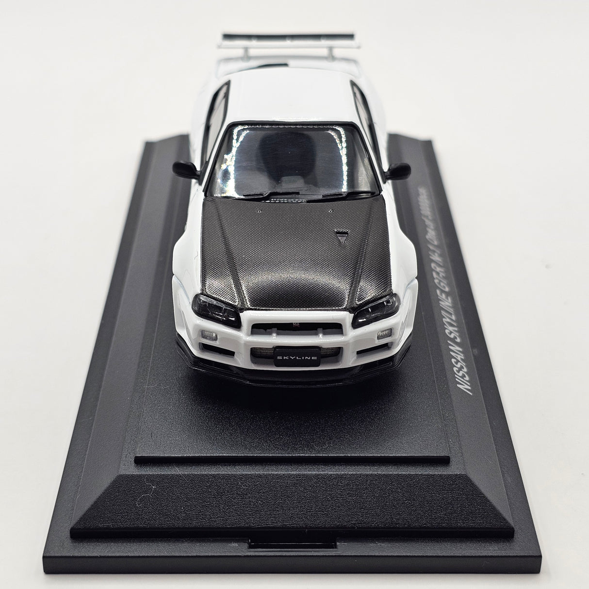 EBBRO Nissan Skyline GT-R R34 V-Spec II N1 White w/ Carbon Bonnet 1/43 Scale