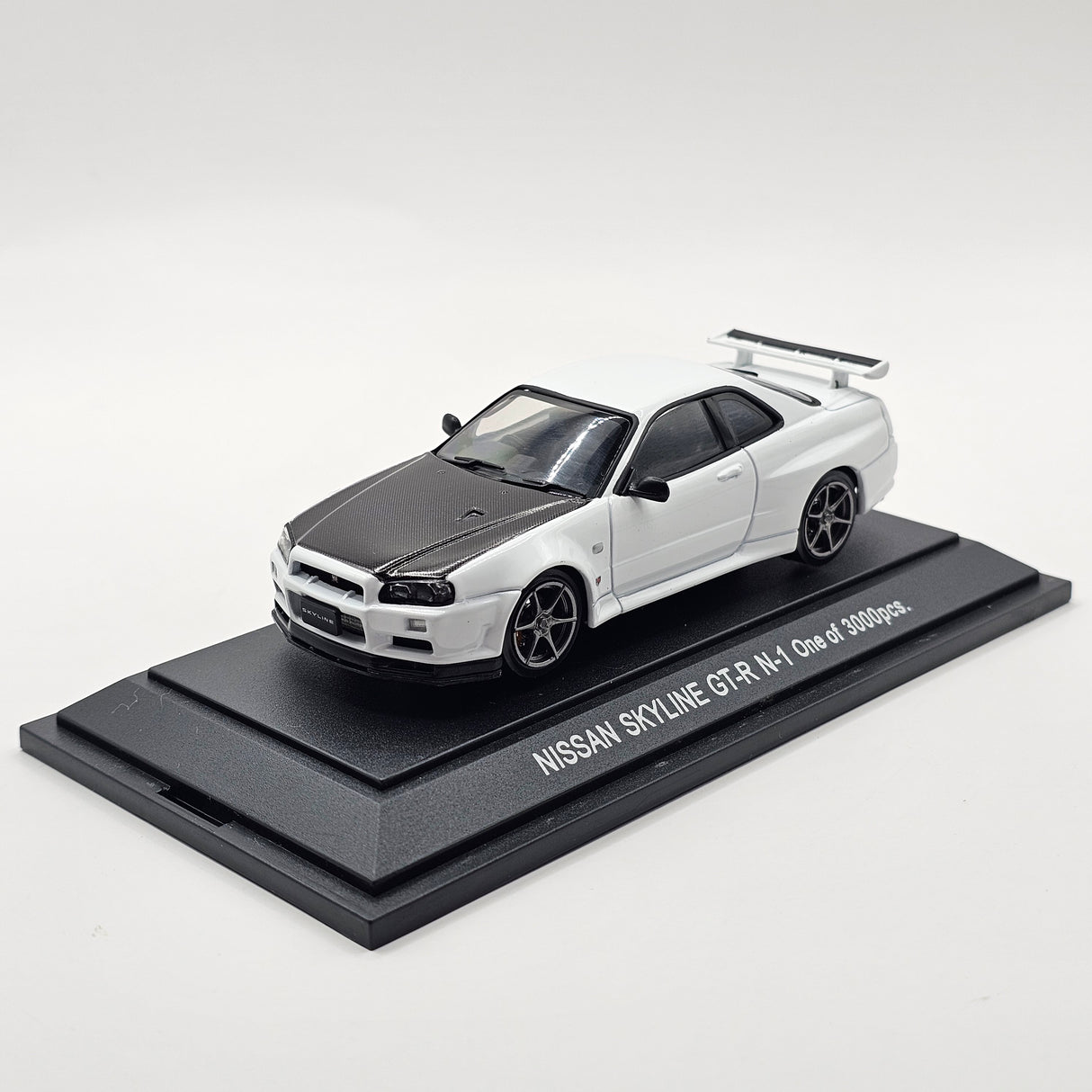 EBBRO Nissan Skyline GT-R R34 V-Spec II N1 White w/ Carbon Bonnet 1/43 Scale