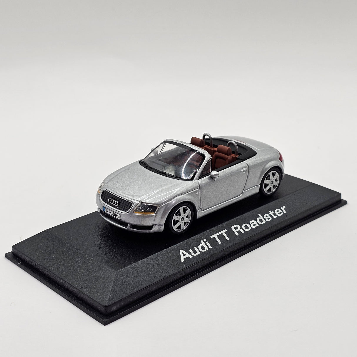 Minichamps Audi TT Roadster Silver Dealership Box 1/43 Scale