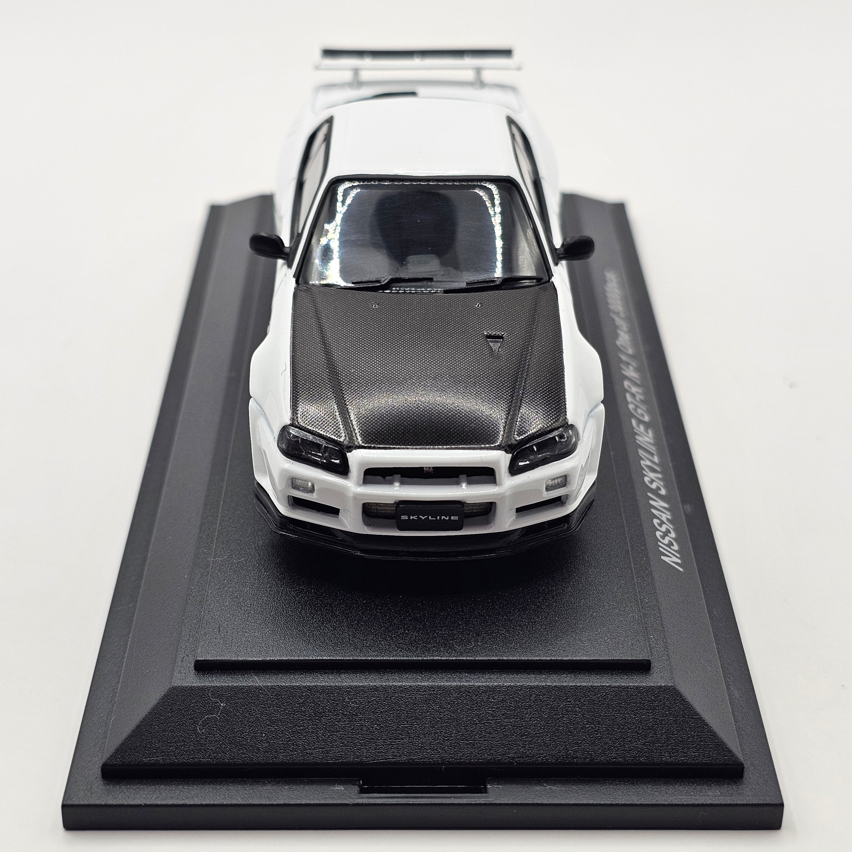EBBRO Nissan Skyline GT-R R34 V-Spec II N1 White w/ Carbon Bonnet 1/43