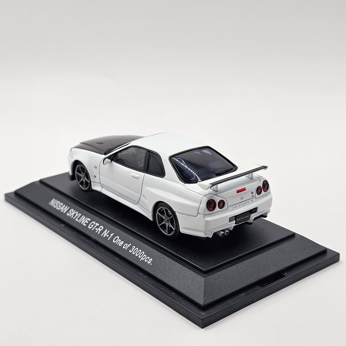 EBBRO Nissan Skyline GT-R R34 V-Spec II N1 White w/ Carbon Bonnet 1/43 Scale