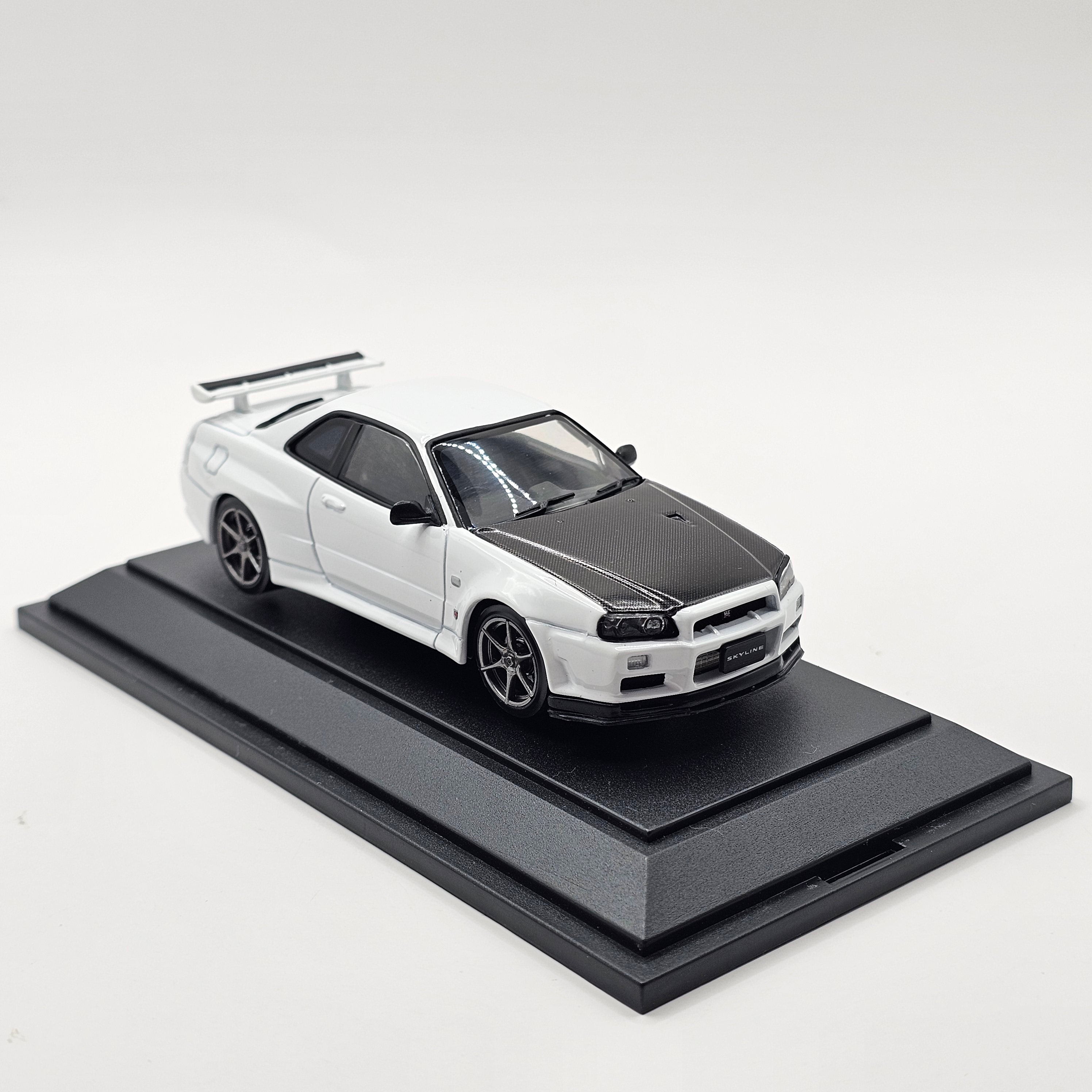 EBBRO Nissan Skyline GT-R R34 V-Spec II N1 White w/ Carbon