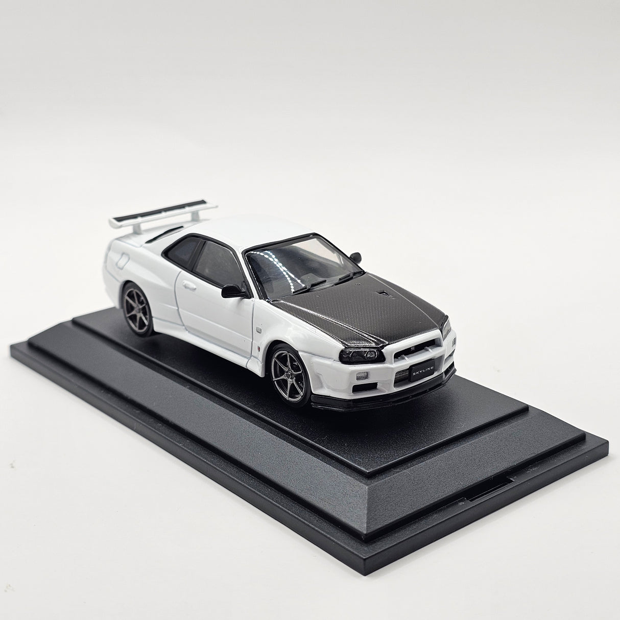 EBBRO Nissan Skyline GT-R R34 V-Spec II N1 White w/ Carbon Bonnet 1/43 Scale