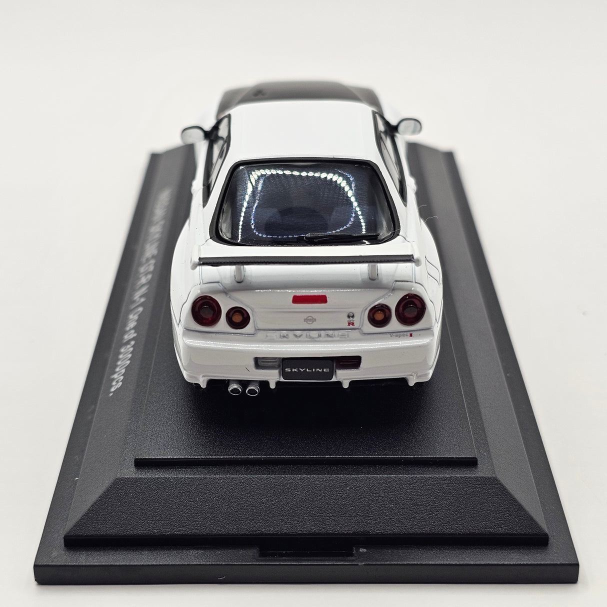 EBBRO Nissan Skyline GT-R R34 V-Spec II N1 White w/ Carbon Bonnet 1/43 Scale